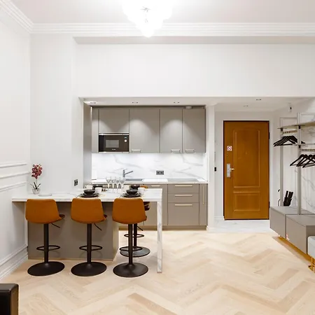 Elegant With Sauna, Town Hall Square, Old Town * تالين