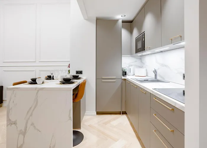 Elegant With Sauna, Town Hall Square, Old Town Appartement *